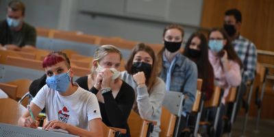 Jak zvládat studium, přijímací pohovory, ale i stres a frustraci z pandemie. Kariérní centra vysokých škol pomáhají studentům online s mnoha potížemi. 