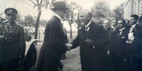 Prezident Masaryk na Vysoké škole zvěrolékařské v roce 1924 s Edwardem Babákem, prvním rektorem VFU Brno.