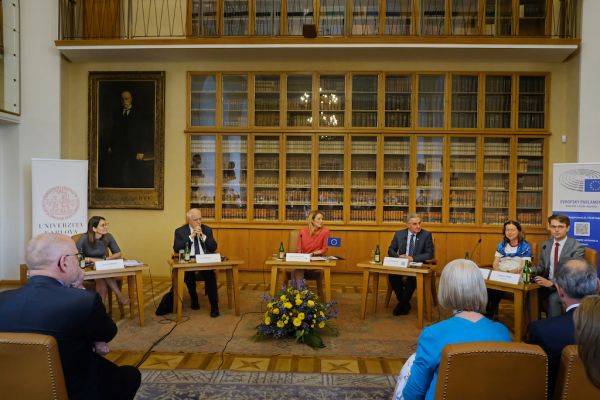 Zleva doprava: europoslanci Laura Ferraraová, Jan Olbrycht, předsedkyně EP Roberta Metsolaová, Jan Zahradil, a Lenka Rovná Martin Čihák z UK.