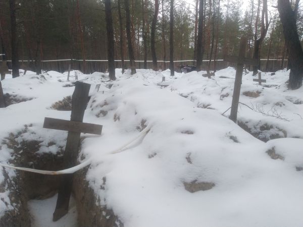 Pozůstatky provizorního pohřebiště obětí hromadných vražd civilistů z doby ruské okupace v roce 2022, Izjum, Charkovská oblast. Foto: Jan Šír