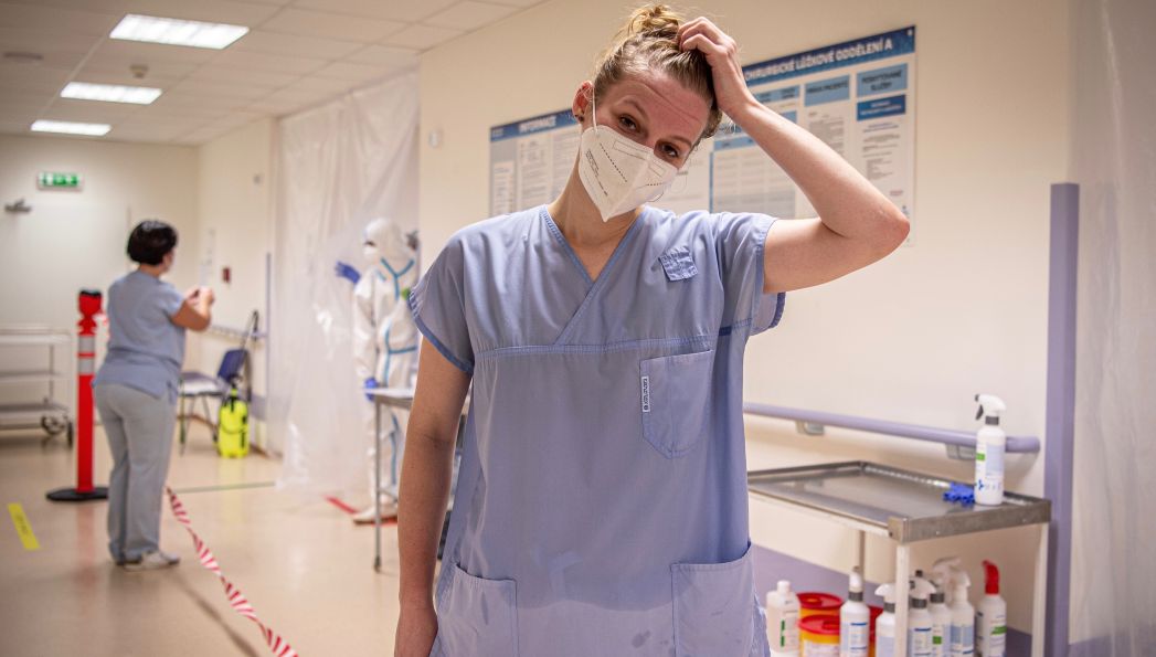 Šestadvacetiletá medička ostravské lékařské fakulty Mikki Pospěchová po „covidové“ směně ve vítkovické nemocnici. 