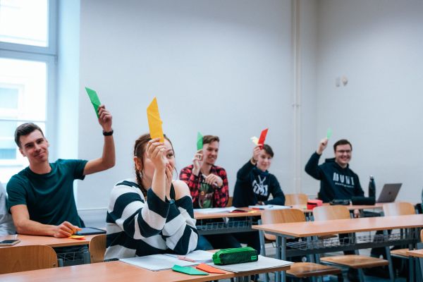 Studentky a studenti hlasují o kráse dokončeného příkladu na škále zelená – žlutá – červená ve smyslu „to se mi velmi líbilo“ – „to se mi moc nelíbilo“ – „toto už nikdy nechci vidět“.