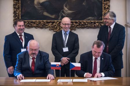 Statement was signed by Tomáš Zima (on the right), Head of the Czech Conference of Rectors, and Marek Šmid, Head of the Slovak Conference of Rectors on 25 October.