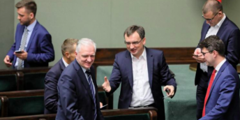 Zákon byl schválen. Neskrývaná radost místopředsedy vlády a ministra Jaroslawa Gowina (vlevo) a jeho spolupracovníků po závěrečném hlasování v Sejmu. Varšava, 3. 7. 2018.
